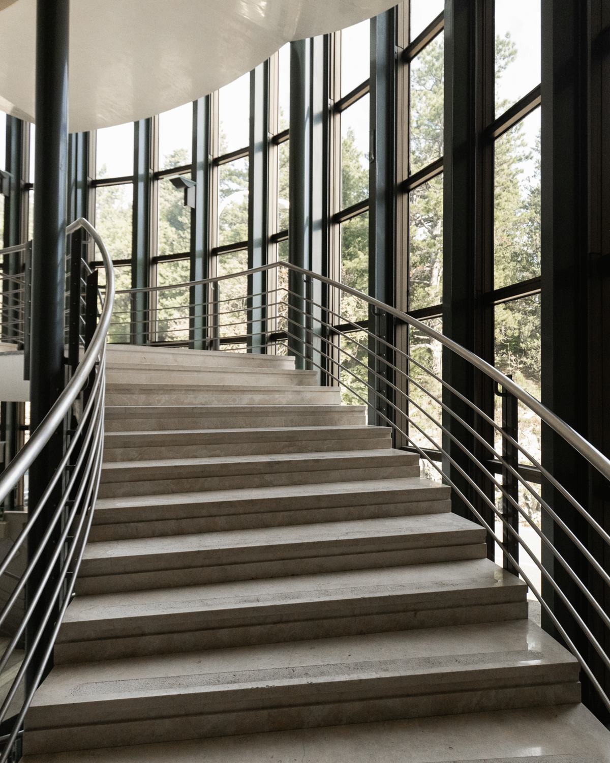 Fotografia degli interni della sede di un istituto finanziario
