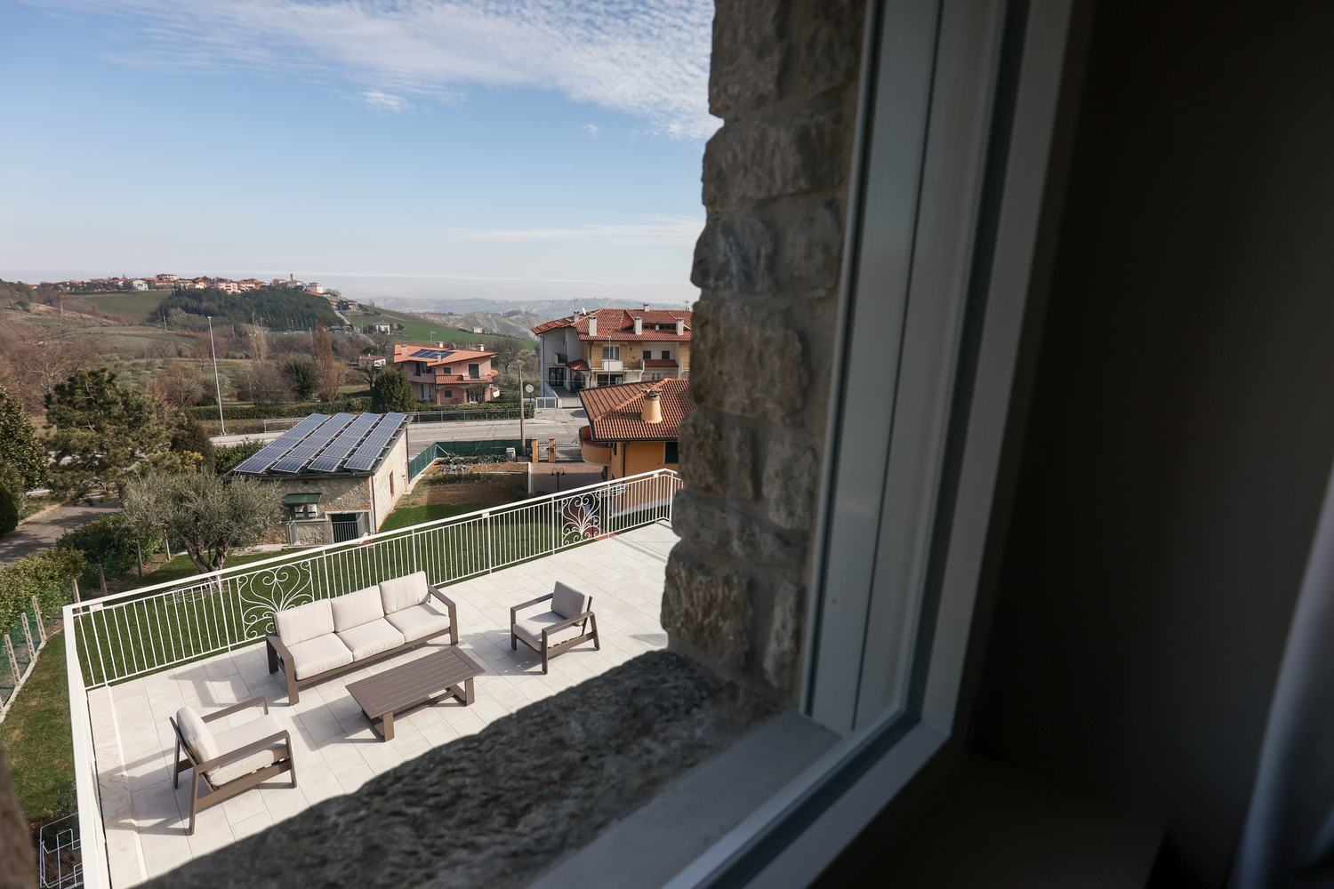 Vista sulle colline dalla terrazza di una struttura ricettiva