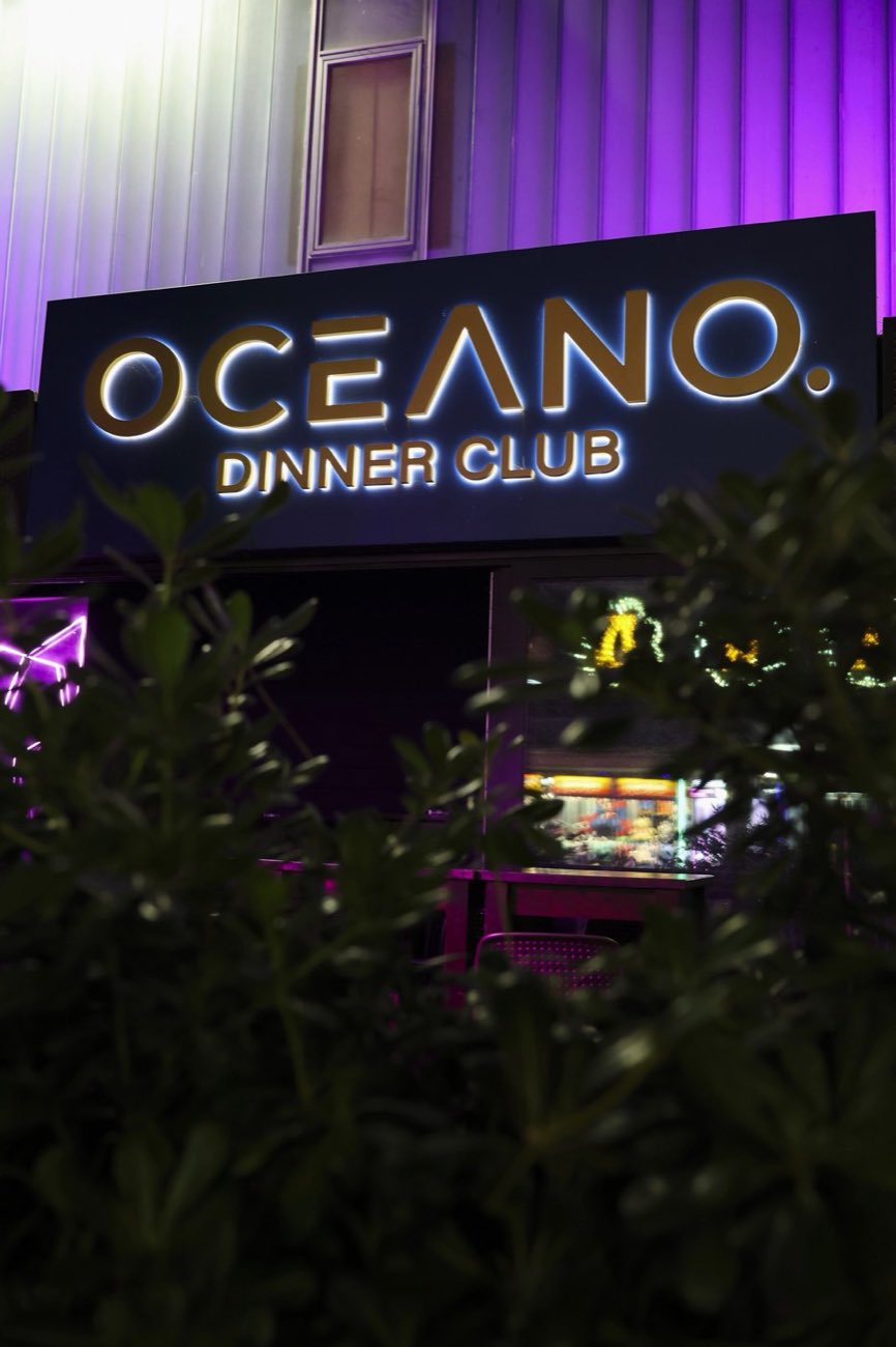 Insegna dell'Oceano Dinner Club di sera